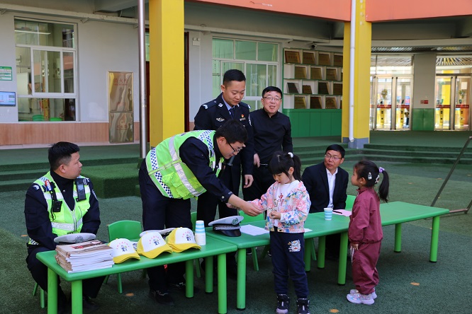 <b>榆林市府谷县公安交警：带着“萌娃”学交通讲安全知识  </b>