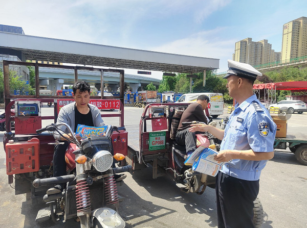 <b>西安经开交警精准宣教护航群众安全出行</b>