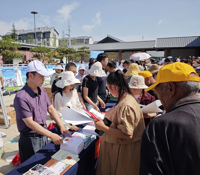 现场答疑解惑 “三下乡”商洛司法在行动  