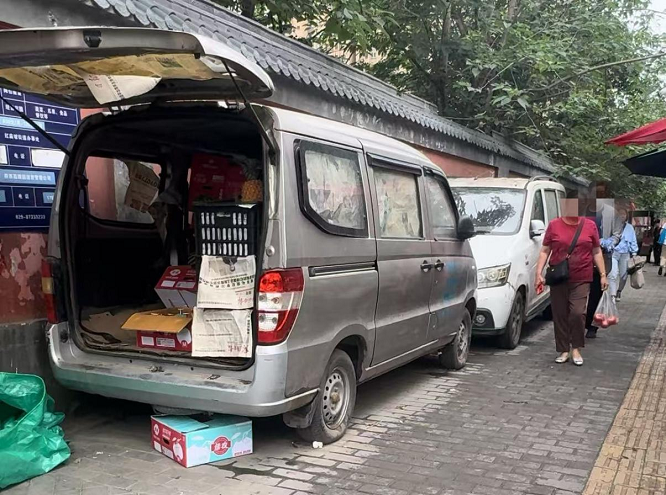 <b>西安街头商贩用“僵尸车”做“库房”占道经营？相关部门回应  </b>