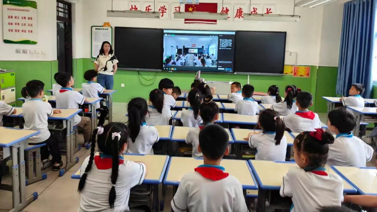 <b>西安市灞桥区官厅小学：“民法典宣传月”法治种子播撒童心</b>