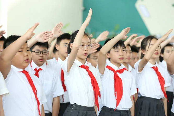 汉中东辰外国语学校举行“延安薪火照前路·出征誓言壮雄心”