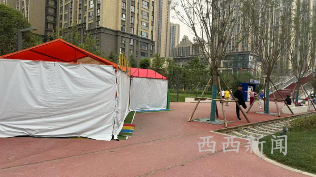 <b>刚建成的西安红旗铁路公园，有商贩占道经营儿童乐园</b>