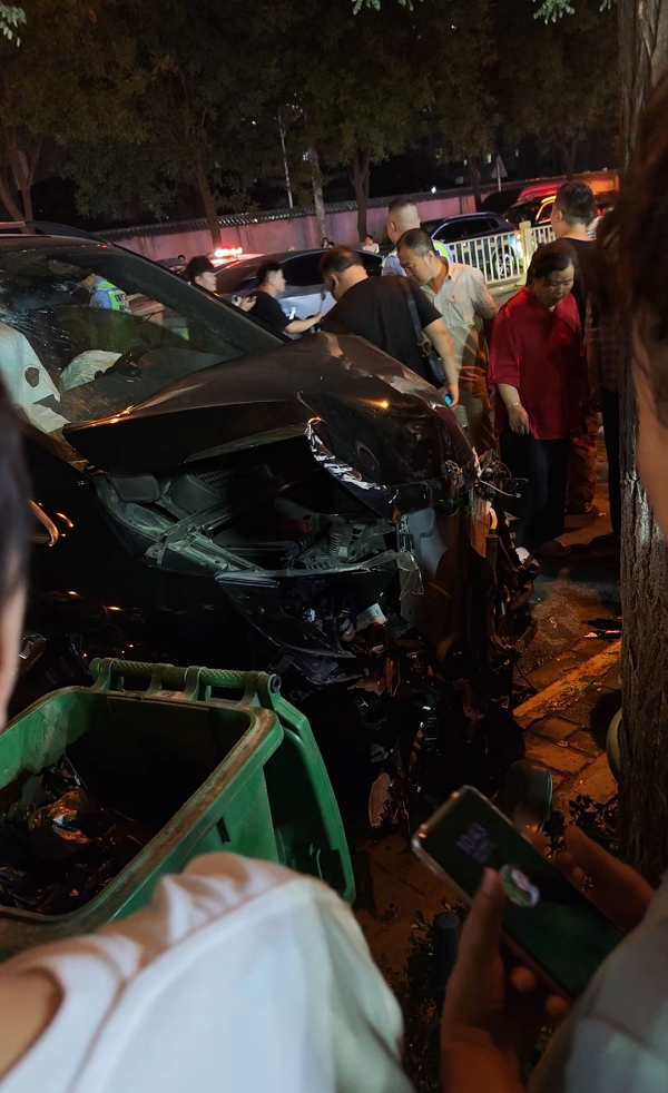 <b>西安一奔驰车疑似酒驾冲卡致交警受伤，肇事司机当场被控</b>