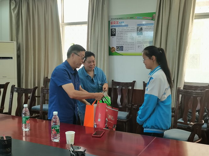 <b>汉中市宁强县关工委开展“关爱孤儿·暖心惠苗”庆“六一”活动  </b>