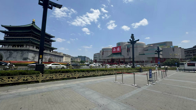 <b>游客点赞！西安钟楼设游客专属拍照区  </b>