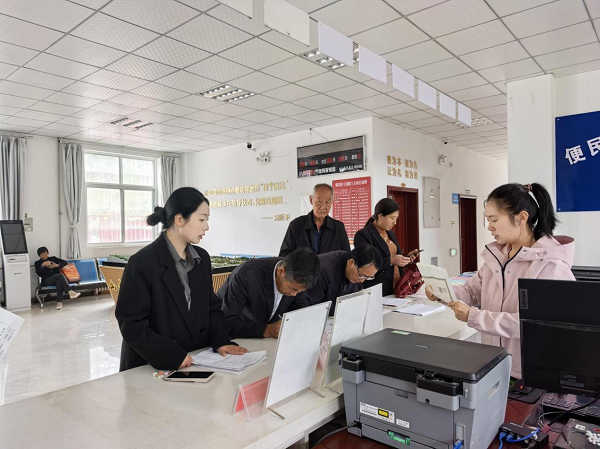 <b>宝鸡市太白县行政审批服务局：一线服务零距离 政务下沉暖民心</b>