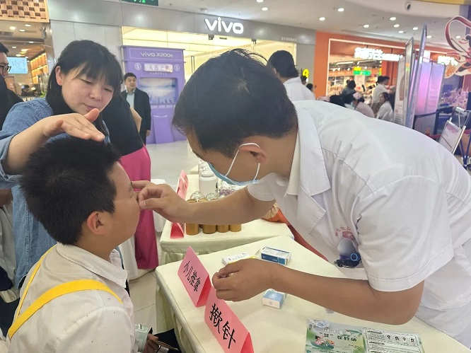 <b>商洛市妇幼保健院举办“端午童康，‘艾’在妇幼”中医药文化夜市活动 </b>