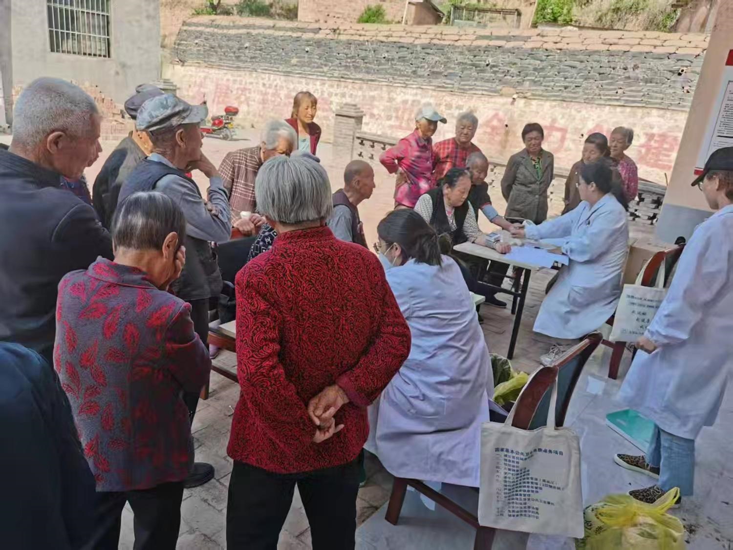<b>延安市宝塔区河庄坪镇：下乡体检传关爱 健康护航零距离</b>