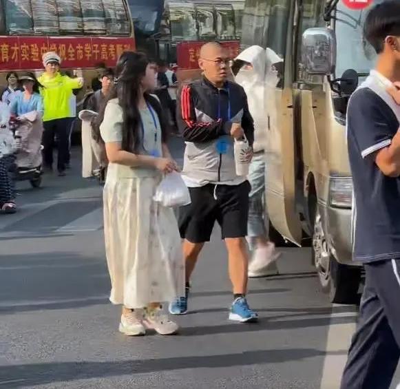 <b>“所有监考女老师不允许穿高跟鞋” 河北定州官方：已执行很多年</b>