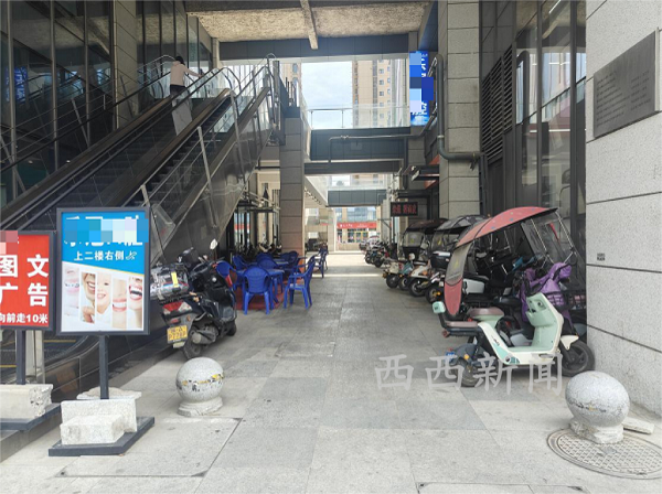 <b>杂物堆积消防通道，西安大明宫精筑广场安全隐患引担忧</b>