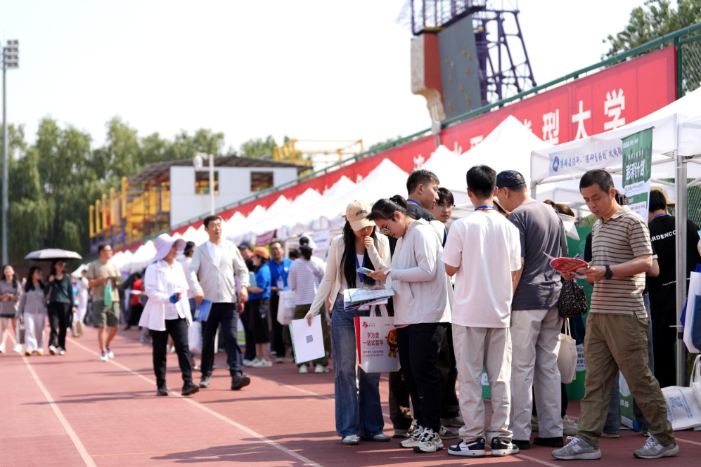 <b>北京市举办高考后首场大型高招咨询会，考生咨询为志愿填报摸底</b>