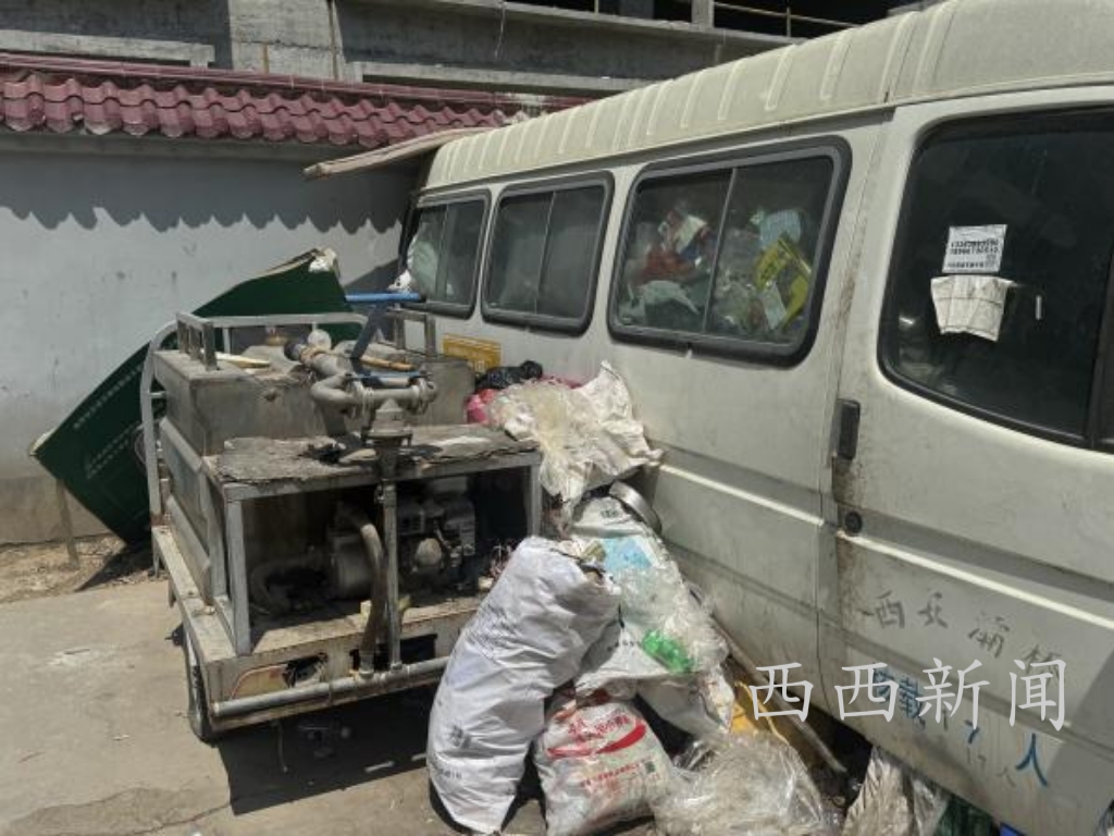西安灞桥区现“僵尸垃圾车”长期占位