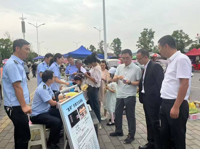 <b>守护“舌尖上的安全” 汉中市西乡县邀请人大代表深入参与“你点我检”活动</b>