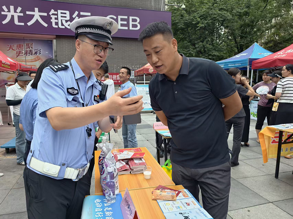 <b>西安经开区：警民同心筑防线 平安宣传进万家</b>