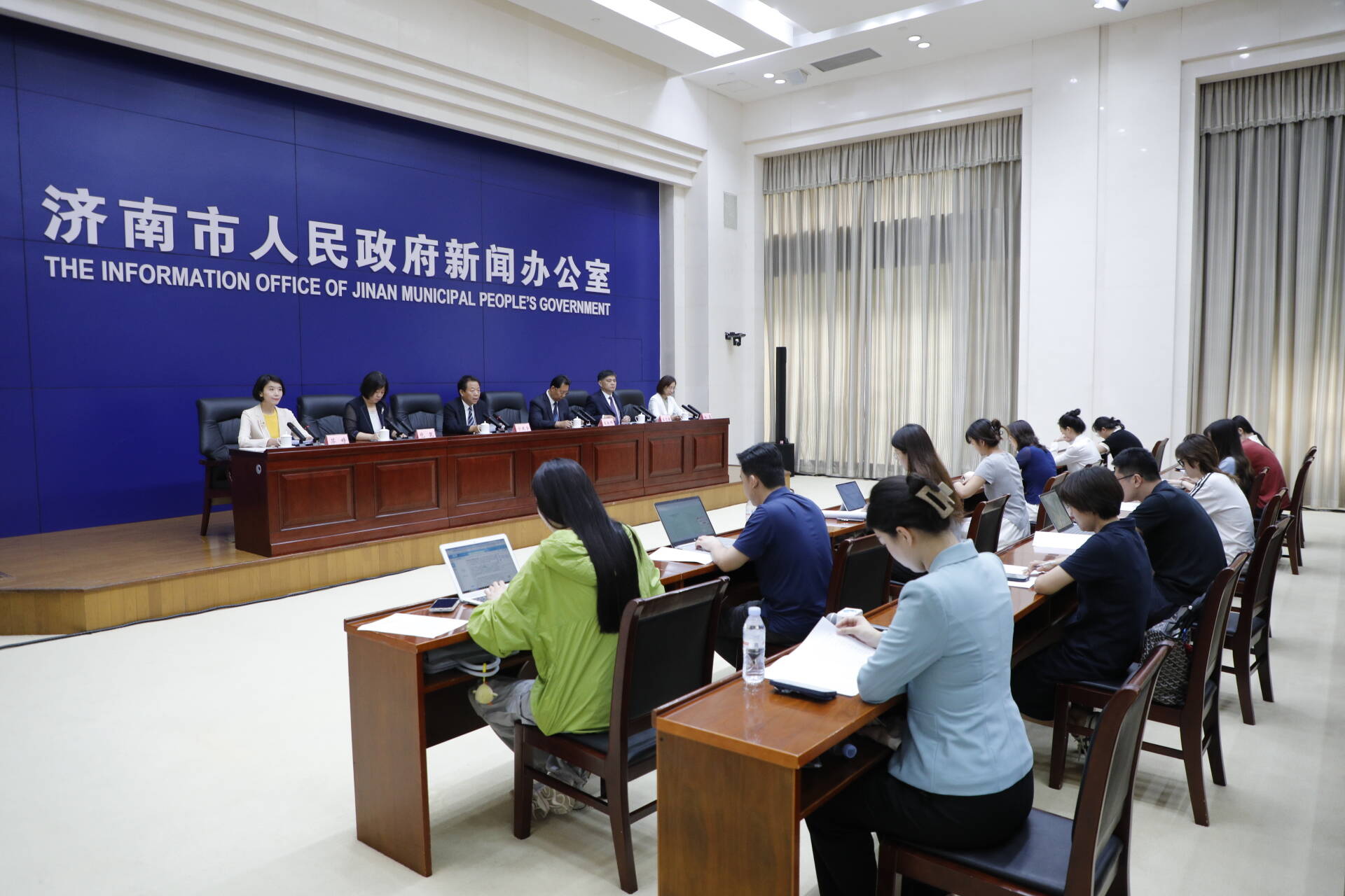<b>聚焦高校毕业生就业！山东省济南市拓岗1598家企业，调优53个专业</b>