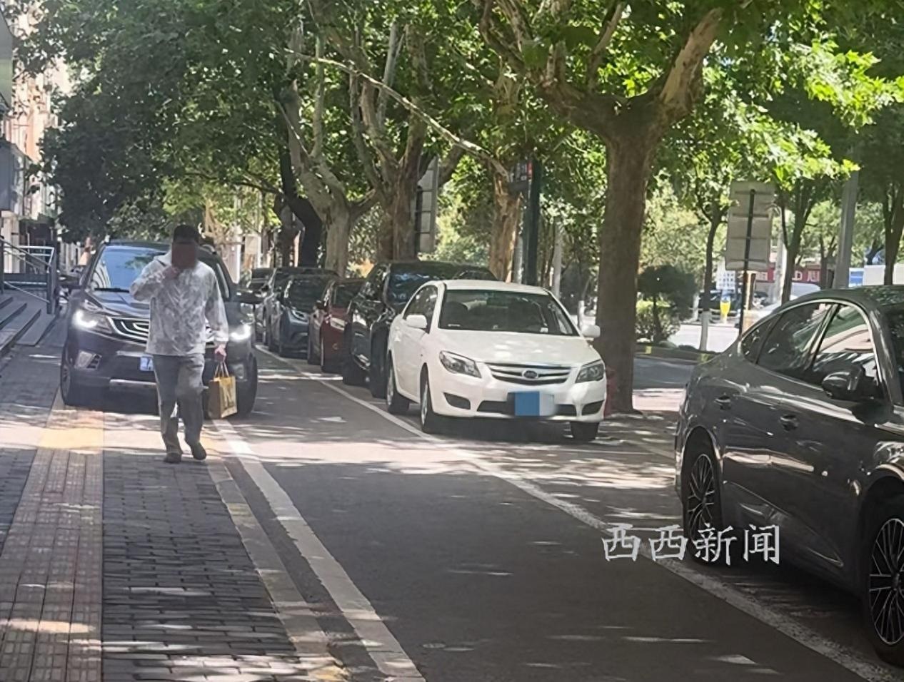 西安一窄道“挤”出停车位后续：交警取消11个隐患车位