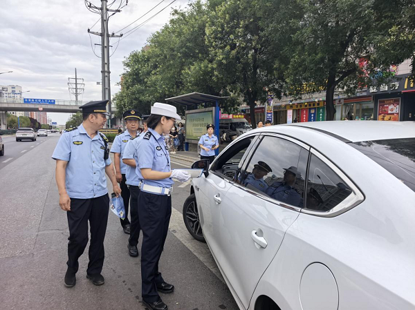 <b>西安经开区：文明交通齐参与 安全宣传“零距离”</b>