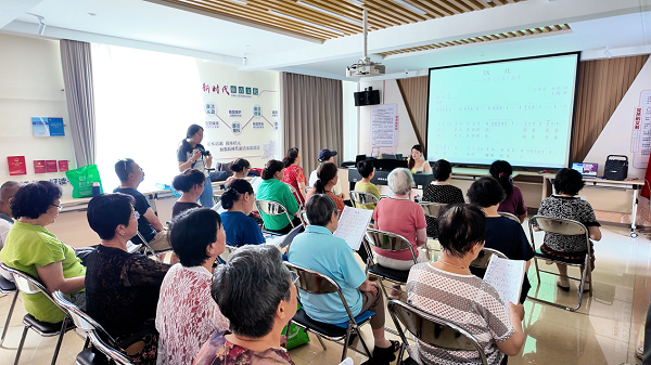 智慧助老课堂架心桥，青春白发共谱“老有所乐”新乐章