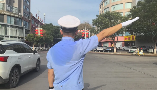 <b>榆林市靖边交警：烈日下的“灯塔”  </b>