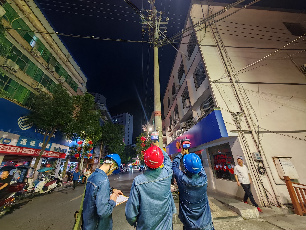 <b>国网镇坪县供电公司：战高温保供电线路巡视护清凉</b>