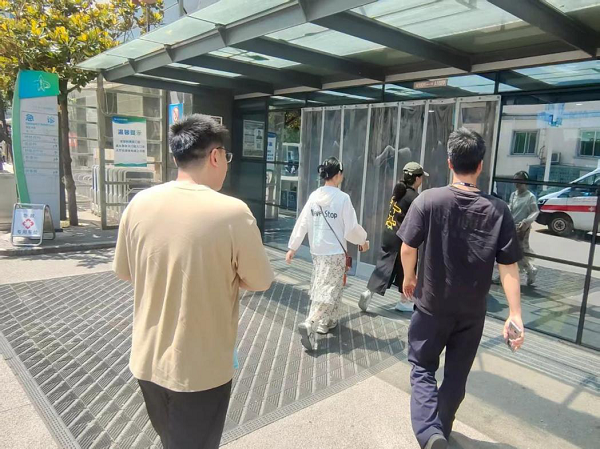 <b>西安市民突发心脏不适，街头求助民警8分钟速递送医</b>