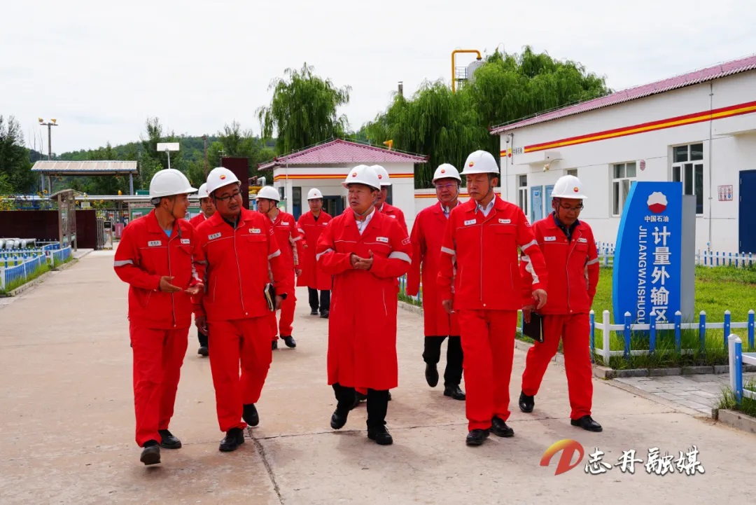 <b>延安市志丹县委书记李永军调研油气稳增长工作 协调企地协作</b>