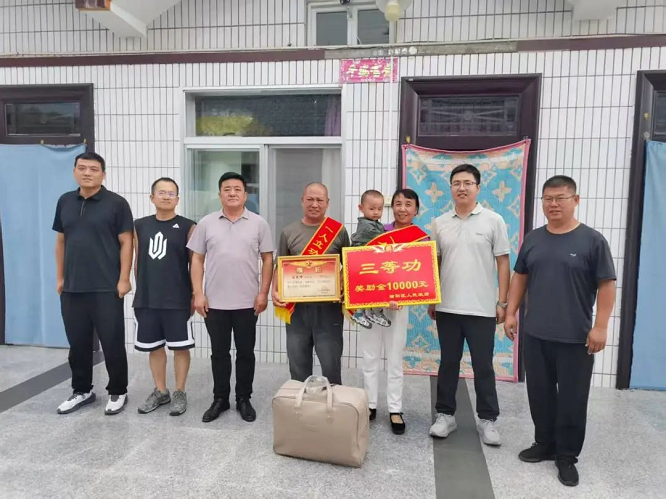 <b>喜报到家 共享荣光——榆林市榆阳区镇川镇现役军人荣获三等功</b>