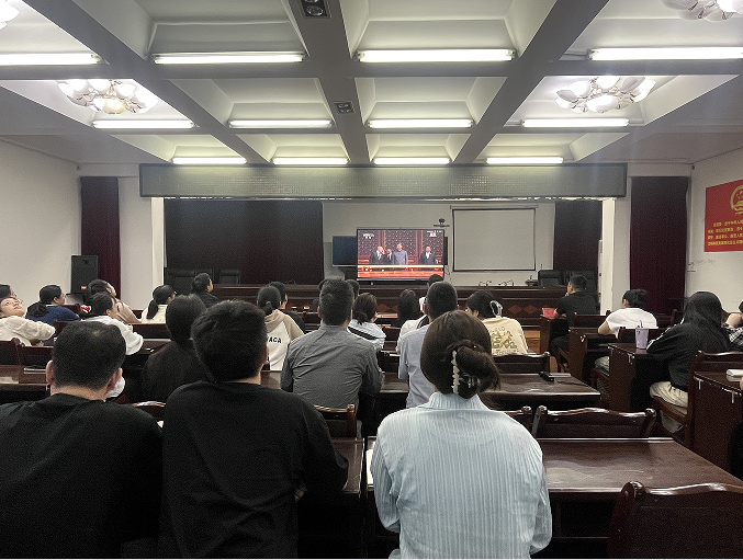 <b>商洛市柞水县小岭镇：共观九三阅兵 凝聚奋进力量                  </b>