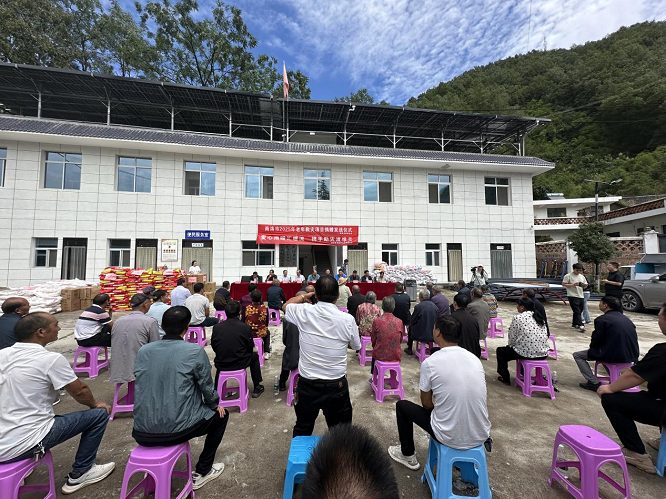 <b>省老龄基金会在商洛市山阳县延坪镇开展老年救灾捐赠慰问活动  </b>