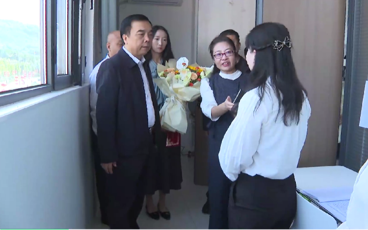 <b>刘矿平李建雄看望慰问教师 向全县教育工作者致以节日祝贺和诚挚问候</b>