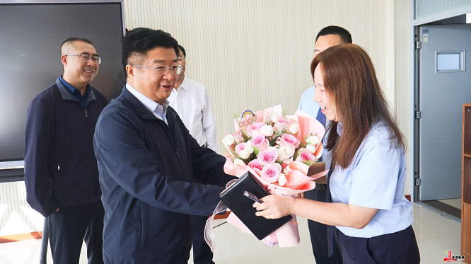 <b>延安市委常委、宝塔区委书记王明智深入城区学校看望慰问一线教师  </b>