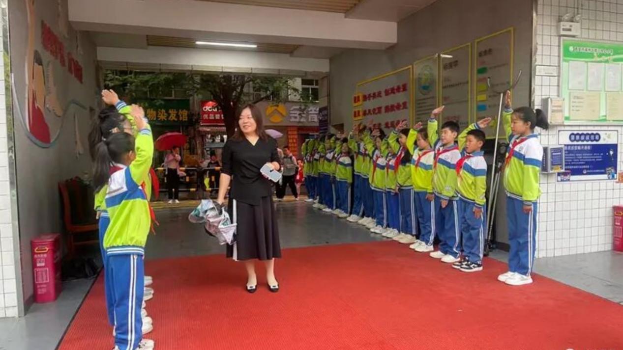 <b>师恩如灯，照亮逐梦路 灞桥区席王中心小学举办教师节感恩活动</b>