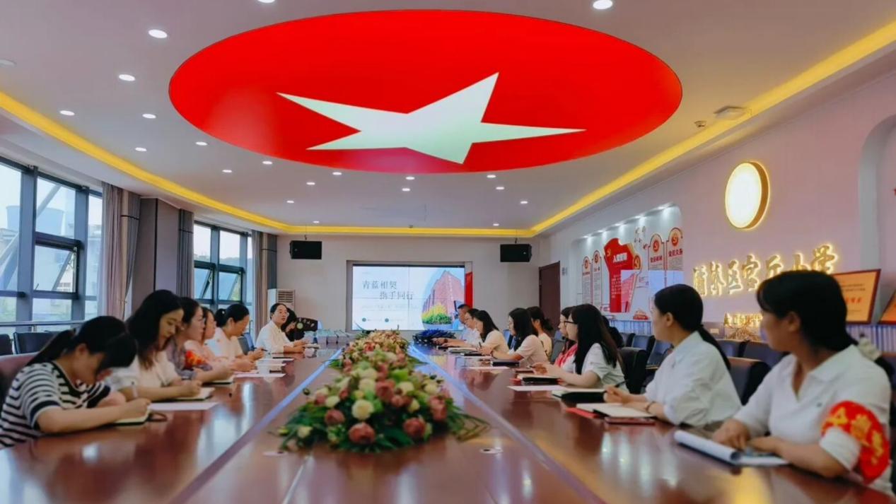 <b>西安市灞桥区官厅小学举行2025年秋季“青蓝工程”师徒结对仪式</b>