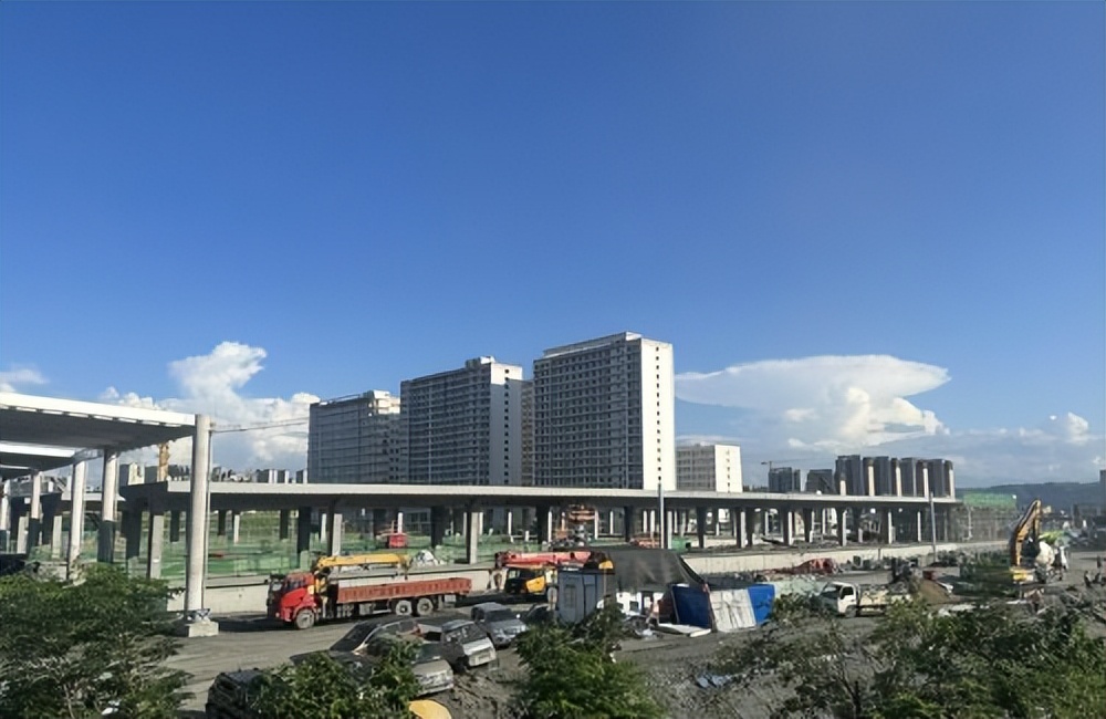 <b>西康项目安康西站三座站台雨棚屋面  结构全面封顶</b>