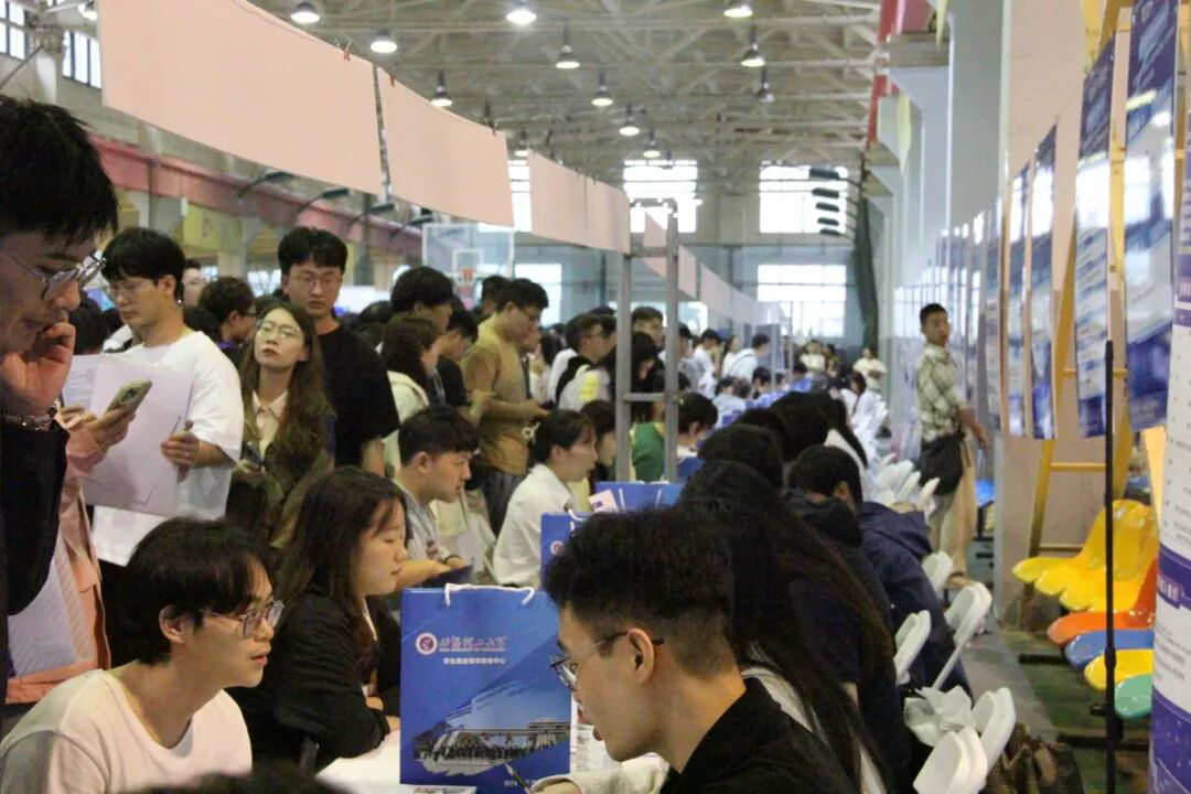 <b>知名企业进高校“挖人”，经开区精准对接助力校企“双向奔赴”</b>