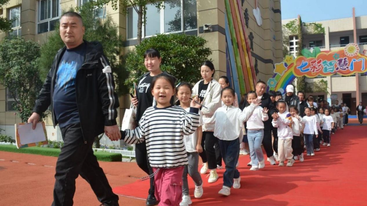 <b>金秋启智门，童梦启新篇 西安浐灞二十小举行2025级新生入学礼侧记</b>