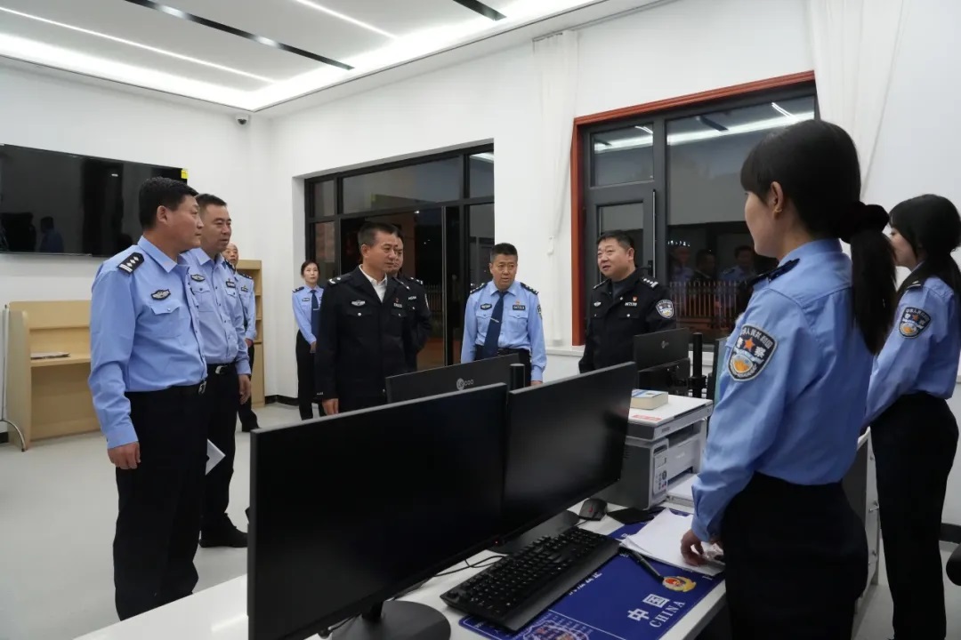<b>延安市公安局党委委员、副局长张富前赴志丹县公安局开展调研</b>