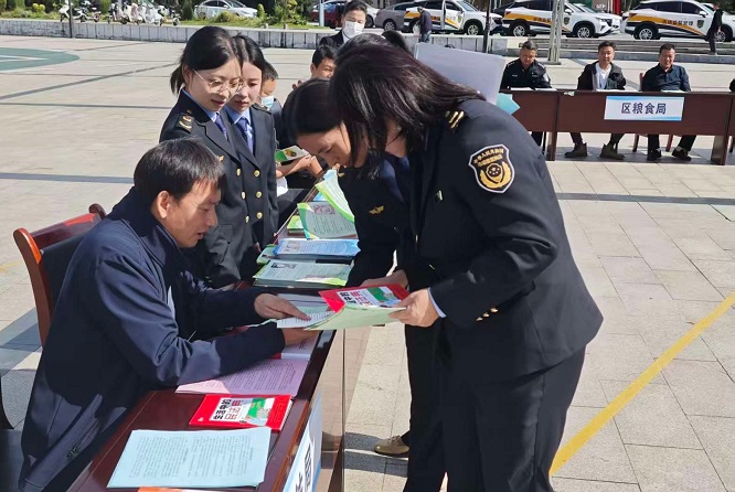 <b>商洛市司法局开展食品安全宣传周法治宣传活动         </b>