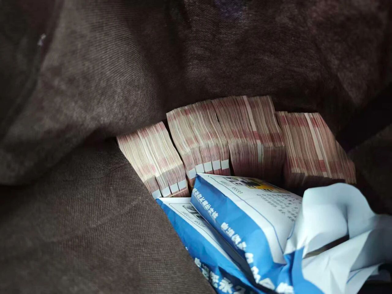 <b>低价兑美金？西安雁塔公安国庆期间揭骗局</b>