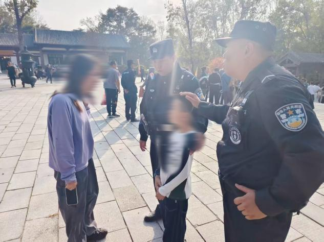 <b>哈尔滨市公安局阿城分局民警一小时找回景区内走失儿童</b>