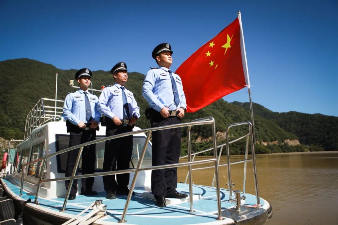 <b>我见长安万千色，最是藏蓝映赤城</b>