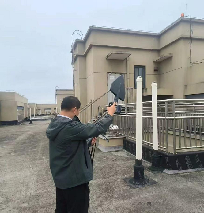 <b>居民楼顶藏“黑广播”！西安无线电监测部门查处一非法电台​</b>