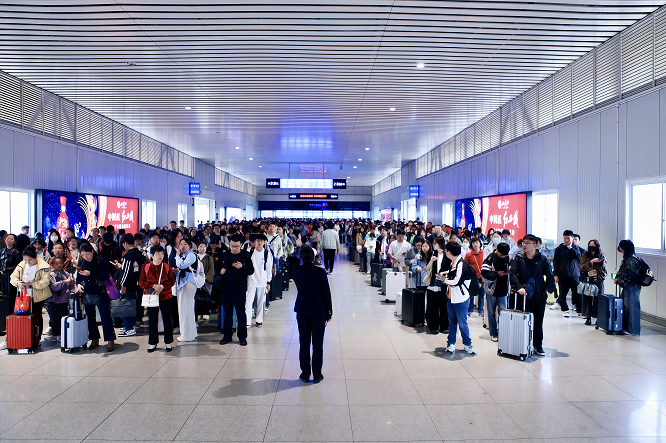 <b>61.3万人次！汉中车务段国庆黄金周运输圆满收官</b>