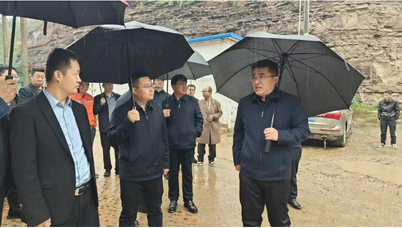 <b>延安市吴起县委副书记、县长张宏江检查地质灾害隐患并召开调度会</b>