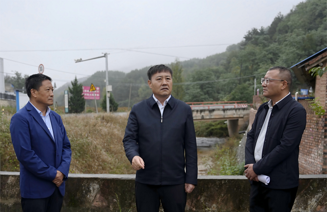 <b>延安市黄龙县委书记张晶调研督导防汛备汛、秋收保收等工作  </b>