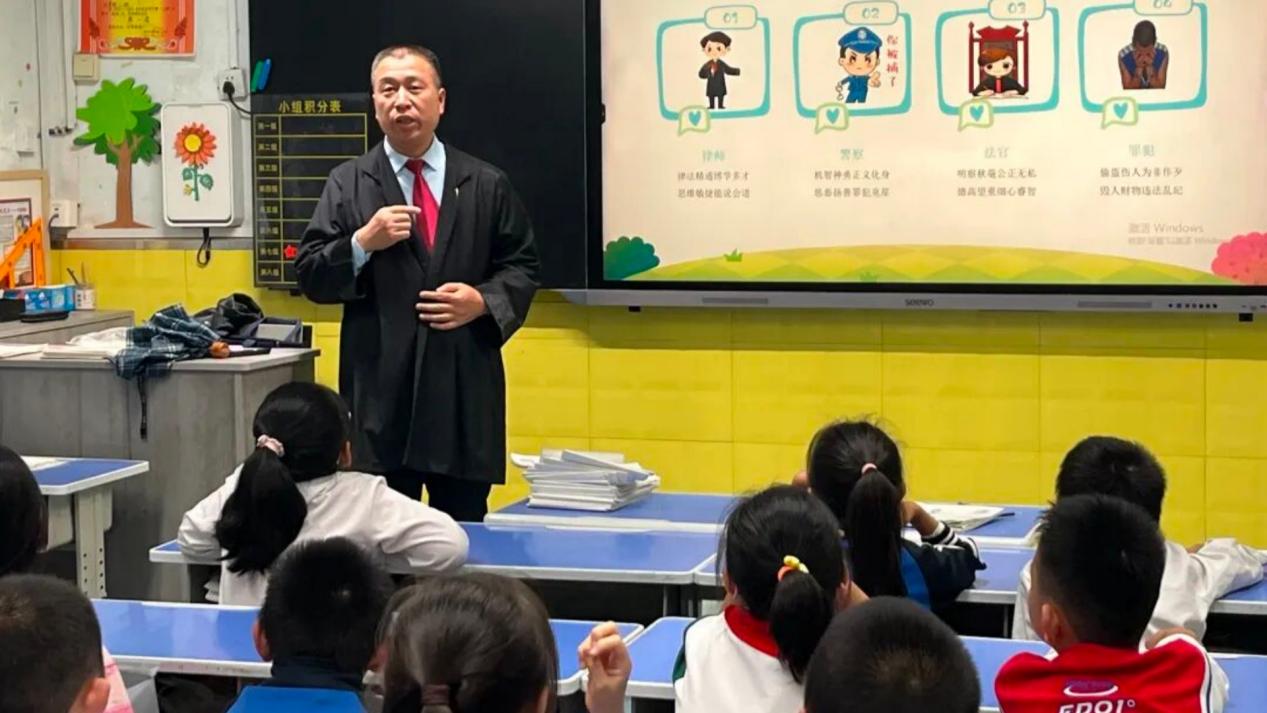 <b>西安市灞桥区东城二小：家长课堂“趣”绽放 家校共育“爱”续航</b>