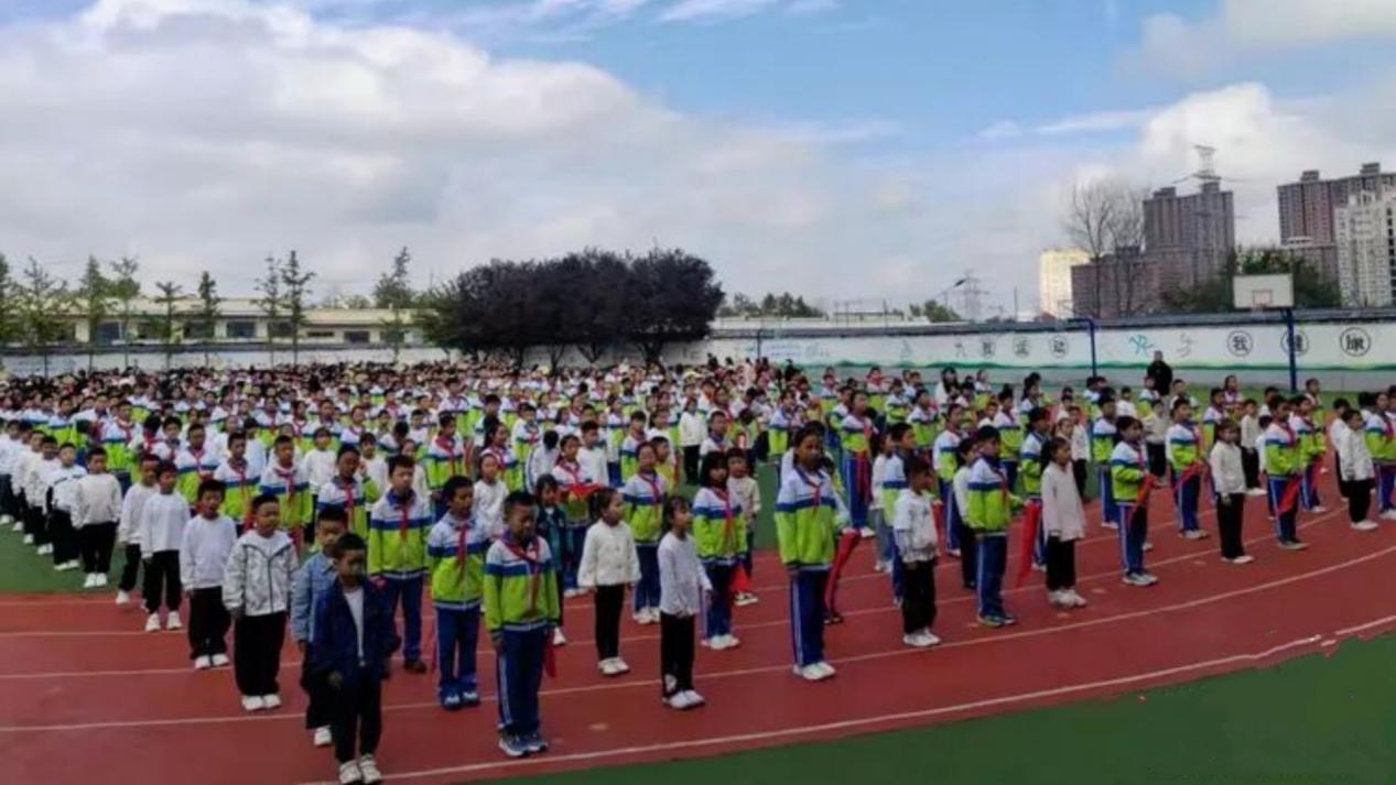 <b>庆祝少先队建队76周年 | 灞桥区席王中心小学：队旗飘扬处 少年强国时</b>