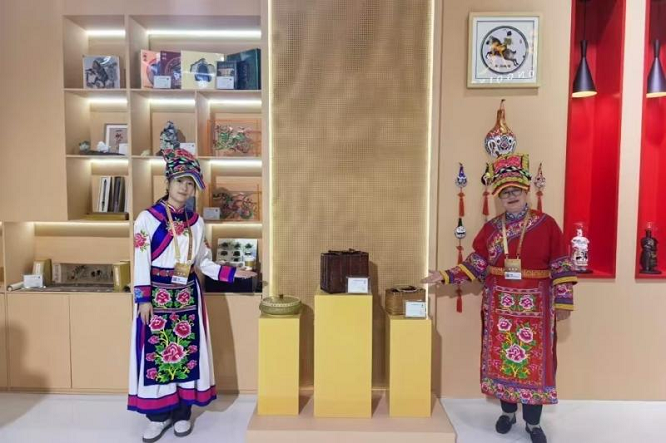 <b>汉中宁强羌编系列产品亮相国际版权博览会   </b>