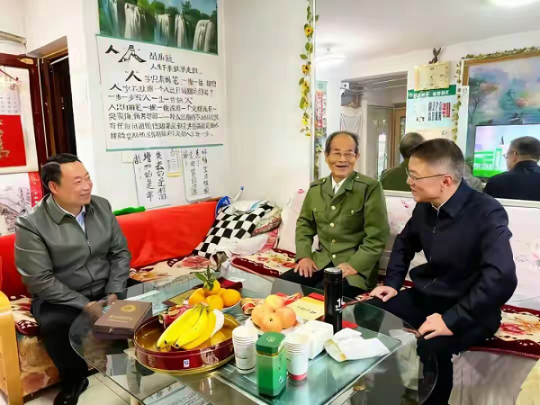 <b>宝鸡市金台区四大班子领导开展重阳节走访慰问活动</b>